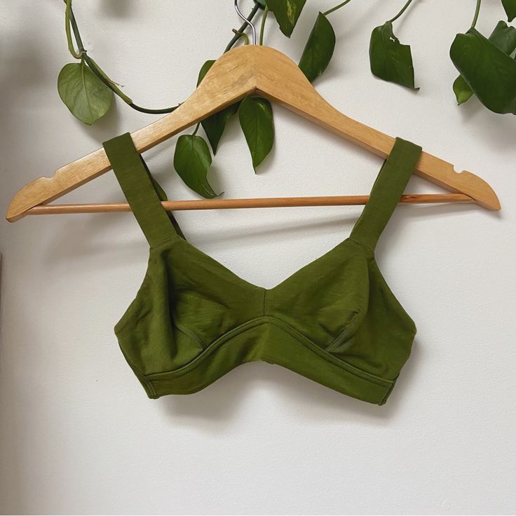 Green Bralette From Parade. Size Xs. Removed The Tags But Only Tried On Once, Unfortunately It Was Too Small For Me. No Flaws, Brand New Without Tags. Measurements Laying Flat: Bust/Ptp: 11.5” Waistband: 10.5” Total Length: 9.5” Fitted Summer Bra With Built-in Support, Fitted Padded Bra For Summer, Fitted Green Crop Top With Adjustable Straps, Green Fitted Crop Top With Adjustable Straps, Green Triangle Top Bra, Green Triangle Top With Padded Cups, Summer Cotton Bra For Beach, Summer Beach Bra In Cotton, Summer Cotton Beach Bra