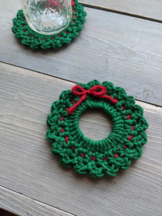 Crochet Christmas Wreath, Crocheted Christmas, Crochet Wreath, Crochet Christmas Gifts, Crochet Xmas, Crochet Coaster Pattern, Crochet Christmas Decorations, Blanket Diy, Crochet Ornaments