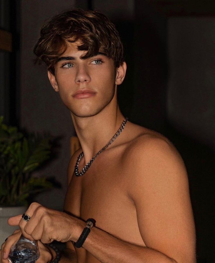 William Roepstorff, Brunette Boys Aesthetic, Surfer Guys, Surfer Boys, Surfer Boy, Cute Guy Pics, Cute Brunette, Cute White Guys, Aesthetic Boys