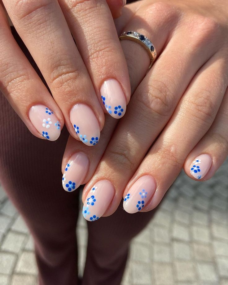 35 Trendy Spring Nails 2023 to inspire you Short Acrylic Nails For Vacation, Simple Short Manicure Designs, Beach Nail Designs Short Nails, Blue Nail Flower Designs, Acrylic Nail Designs With Flowers, Blue Flowers Nails Design, Nail Inspiration Flower, Blue Nail Flower, Short Gel Nails Beach