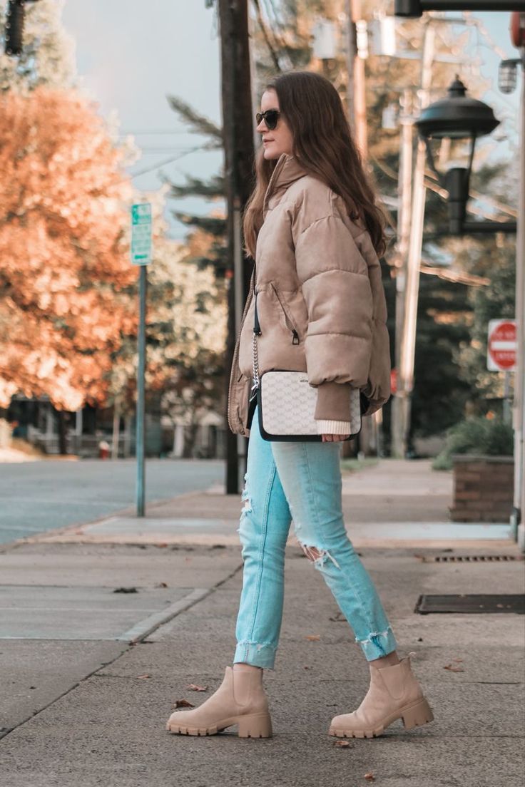 Tan Chunky Boots Outfit Fall, Beige Lug Boots Outfit, Styling Tan Chelsea Boots Women, Light Chelsea Boots Outfit, Cream Lug Sole Boots Outfit, Tan Lug Boots Outfit, Sand Boots Outfit, Tan Chunky Boots Outfit, Beige Chelsea Boots Outfit Women