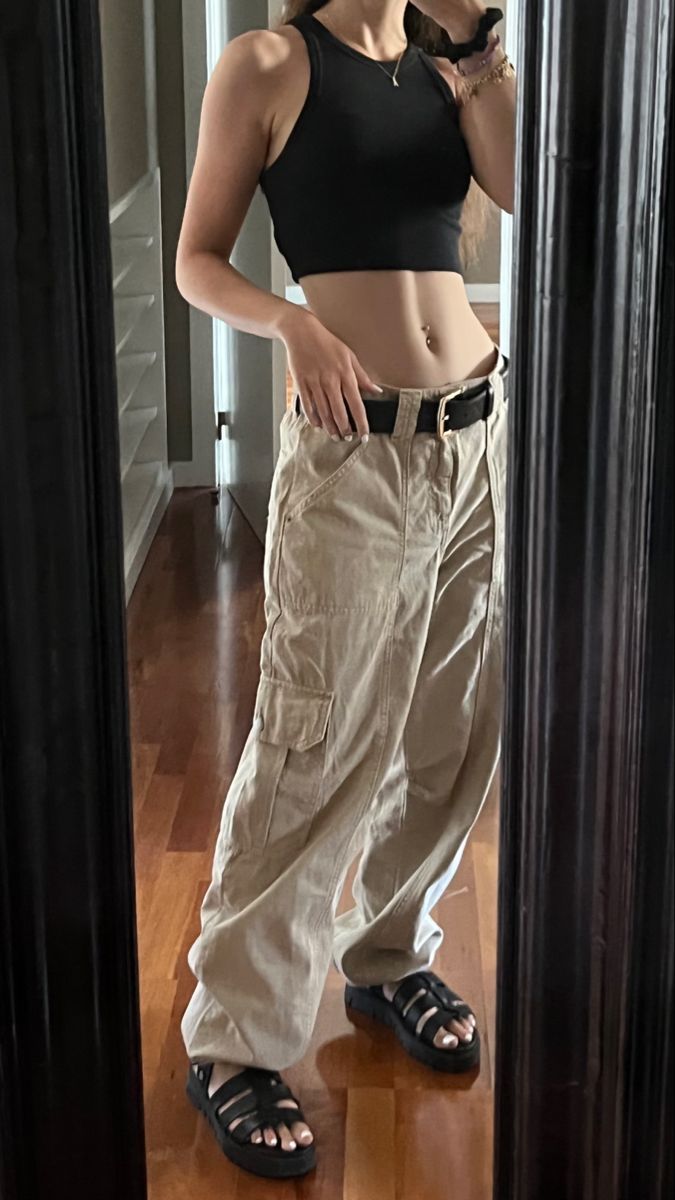 Baggy Pants Crop Top Outfit, Skater Pants Outfit, Baggy Crop Top, Baggy Pants Outfit, Martens Sandals, Outfits Highschool, Dr Martens Sandals, Denim Ootd, Y2k Grunge Outfits