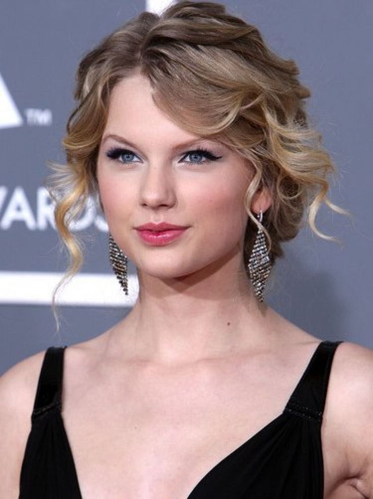 Taylor Swift Taylor Swift Hair Ideas, Taylor Swift Updo, Edgy Short Haircuts, Messy Hair Updo, Prom Hairstyles For Short Hair, Short Wavy Hair, Girl Haircuts, Taylor Swift Hair, Updo Hairstyles