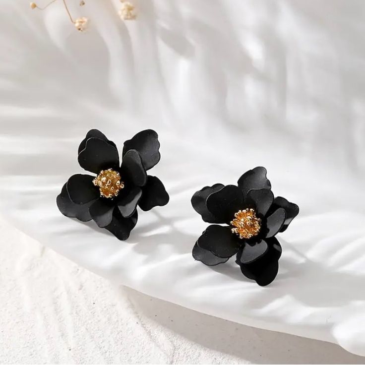 New With Box Black Bloom Stud Earrings With Gold Accent Zinc Alloy Post Polymer Clay Flower .98 In Please Note That I Only Have These In Limited Quantities. Once My Listing Updates To Sold I No Longer Have Inventory. Trendy Black Flower-shaped Jewelry, Black Flower Earrings For Gift, Black Flower Earrings As Gift, Black Flower Shaped Earrings For Gift, Black Flower-shaped Earrings For Gift, Black Gold Jewelry, Clay Flower, Polymer Clay Flowers, Vintage Elegant