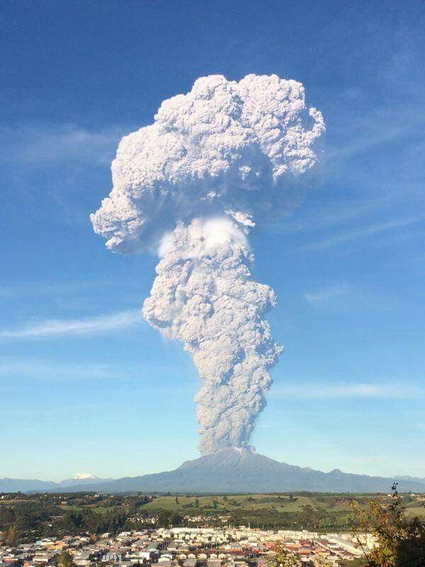 Calbuco volcano Erupting Volcano, Volcano Eruption, Chile Travel, Lava Flow, Active Volcano, Amazing Pics, Wild Nature, Natural Phenomena, Amazing Nature