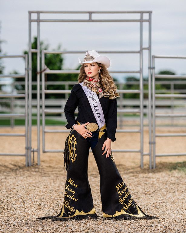 Rodeo Royalty Pictures, Rodeo Queen Photoshoot Ideas, Rodeo Queen Headshots, Rodeo Princess Outfit, Rodeo Queen Hair, Rodeo Queen Photoshoot, Cowgirl Outfits Rodeo, Cowgirl Editorial, Equine Studies