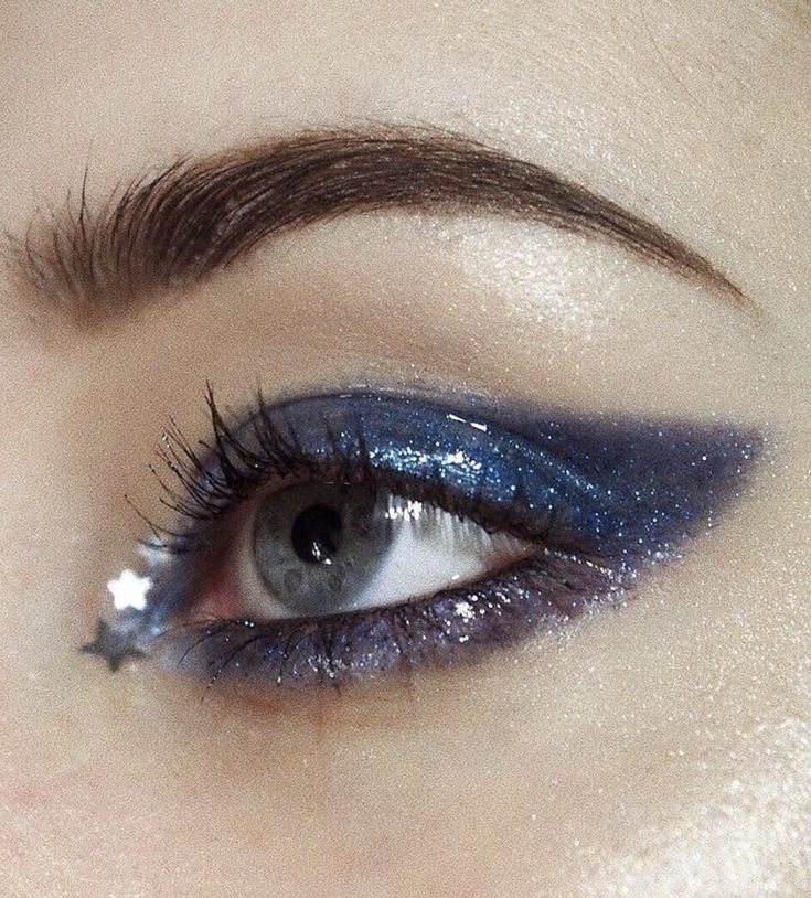 Midnight Blue Eyeshadow, Blue Space Makeup, Midnights Hairstyle, Midnights Inspired Make Up, Midnight Era Makeup, Eras Tour Makeup Midnights, Midnight Blue Makeup Looks, Eras Tour Makeup Ideas Midnights, Silver Star Makeup