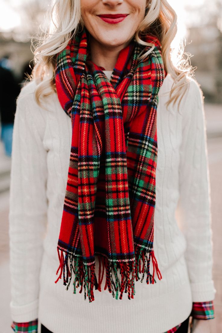 Cute Christmas Clothes, Red Plaid Scarf, Christmas Scarf, Christmas Outfit Ideas, Scarf Outfit, Tartan Scarf, Christmas Clothes, Fall And Winter Fashion, Scarf Style