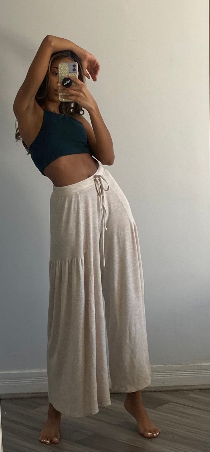 Big Flowy Pants Outfit, Breezy Pants Outfit, Boho Comfy Outfit Casual, Gray Flowy Pants Outfit, Flowy Lounge Wear, Flowy Summer Outfits Boho Style, Flow Pants Outfit Summer, Flowy Pants Outfit Aesthetic, Flowy Pants Aesthetic