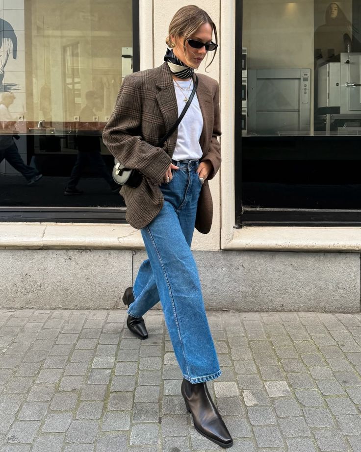 Block Heel Chelsea Boots Outfit, Madrid Outfits Fall, Outfits With Chelsea Boots, Cowboy Boots Fall 2024, Brown Chelsea Boots Outfit, Sezane Fall 2024, Chelsea Boots Outfit, Best Blazer, Blazer And Shorts