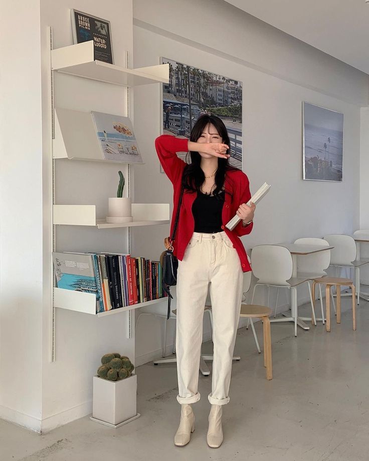 Korean College, Campus Outfit, Outfit Short, Pakaian Feminin, Casual College Outfits, Korean Casual Outfits, Red Tee, Stylish Work Outfits, Baddie Makeup