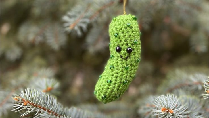 Crochet Christmas Pickle Ornament Christmas Craft-Along: DIY Ornament Workshop Series There are many different legends surrounding the Christmas pickle ornament, but regardless of what you believe, this tradition is lots... Christmas Pickle Ornament, Pickle Ornament, Christmas Pickle, Diy Ornament, Crochet Christmas, Handmade Holiday, Holiday Projects, Ornament Christmas, Ornaments Diy