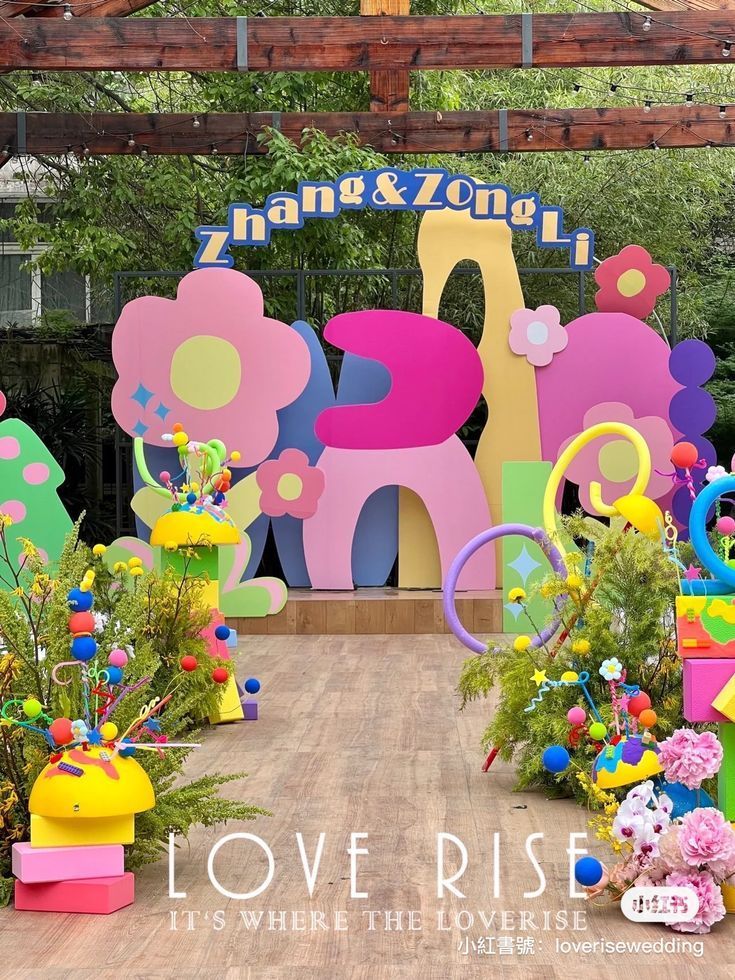 there are many colorful decorations on display at this event, including flowers and balloons in the shape of animals