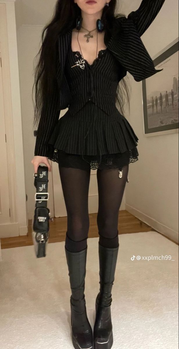 Cute Black Winter Outfits, Croset Outfits Black Women, Darkwave Aesthetic Outfits, Gothic Barbie Outfits, Nightcore Aesthetic Outfits, Gothic Alternative Fashion, Goth Girly Outfits, Vamp Aesthetic Fashion, Old Gothic Fashion