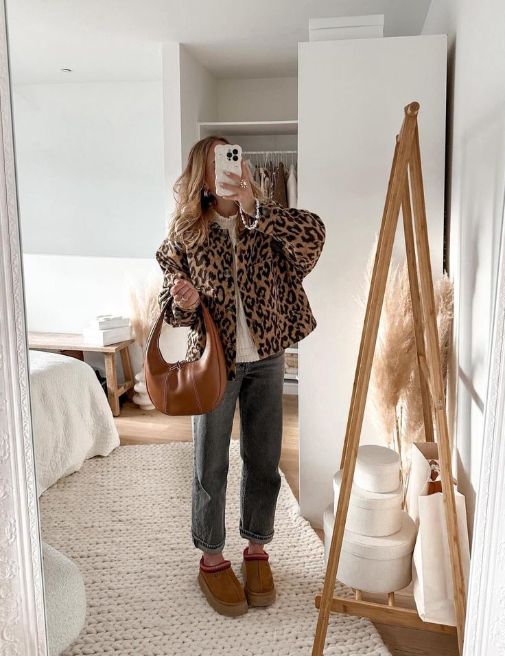 15 It-Girl Approved Outfits To Wear With Leopard Print Leopard Print Jacket Outfit, Printed Tights Outfit, Leopard Jacket Outfit, Print Jacket Outfit, Leopard Cardigan Outfit, Leopard Print Tights, Comfy Summer Outfits, Tasman Slippers, Leopard Print Outfits