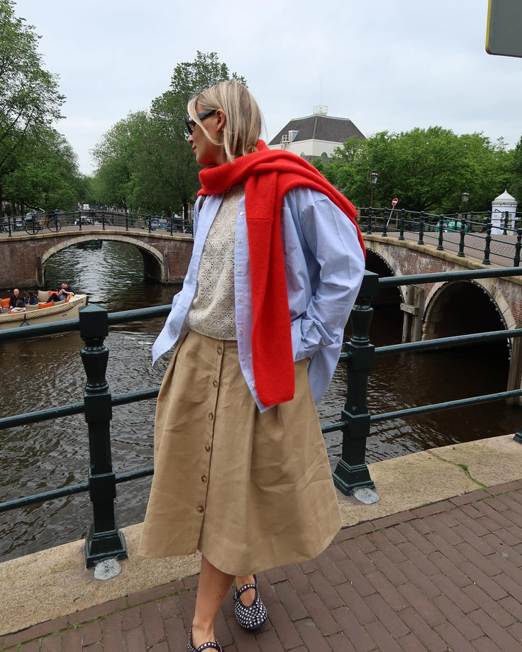 @holliemercedes is wearing the Sézane Oksana skirt. The perfect midi button-down skirt in camel. What a perfect layered outfit, we love seeing how you style our pieces IRL! Beige Midi Skirt Outfit, Parisian Autumn Style, Scandi Autumn, Layered Skirt Outfit, Beige Skirt Outfit, Button Down Midi Skirt, Layering Outfits Fall, Beige Midi Skirt, Skirt Outfit Fall