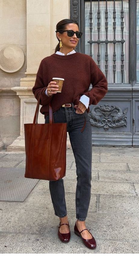 Burgundy Flats Outfit, Burgundy Sweater Outfit, Handbags Aesthetic, Every Day Outfits, Parisian Look, Color Combos Outfit, Mary Jane Ballet Flats, Burgundy Jeans, Jumper Outfit