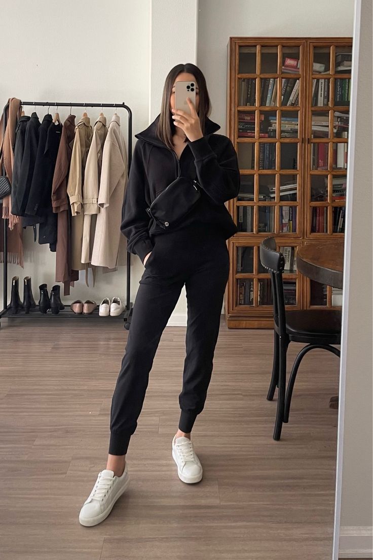 Black Joggers Travel Outfit, Lululemon Jogger Outfit, Athletic Joggers Outfit, Black Joggers Outfit, Athleisure Outfits Winter, Joggers Outfit Women, London Outfits, America Trip, Jogger Pants Outfit