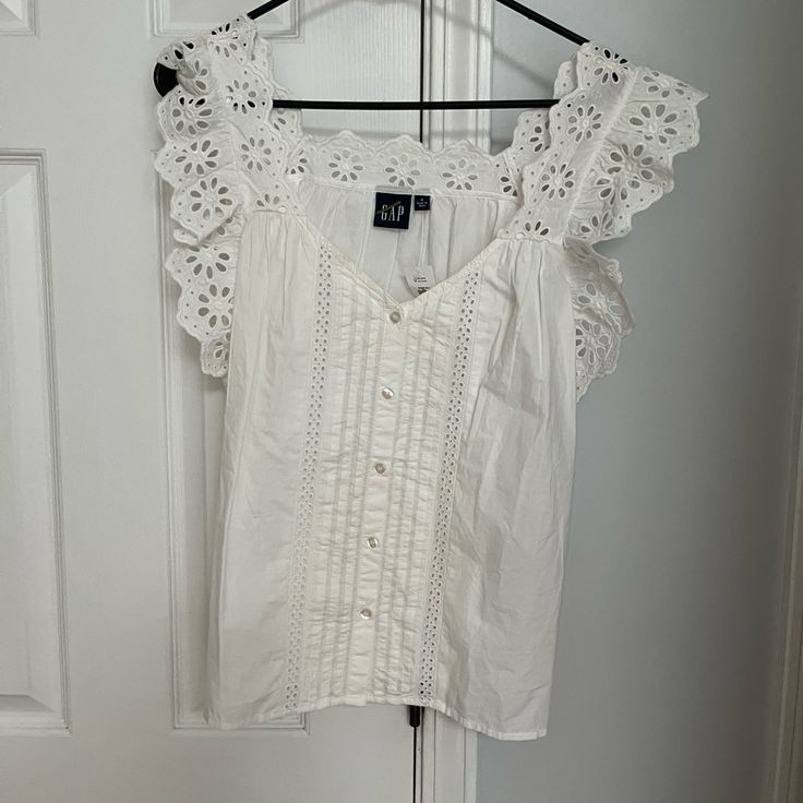 Nwt Size Small White Blouse With Detail Gap Cotton Blouse, Gap Cami Tops For Summer, Chic Sleeveless Tops By Gap, Chic Sleeveless Gap Tops, Spring Gap Cami Tops, Gap Spring Cami Tops, Gap Summer Cami Tank Top, Gap Cami Tops For Spring, Gap Summer Tops