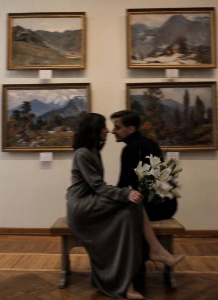 Romantic Museum Aesthetic, Elegant Pre Wedding Photoshoot, Artist Couple Photography, Couple At Museums, Met Engagement Shoot, Aesthetic Couple Date Ideas, Aesthetic Prenup Photos, Couple Painting Together Aesthetic, Couples Museum Aesthetic