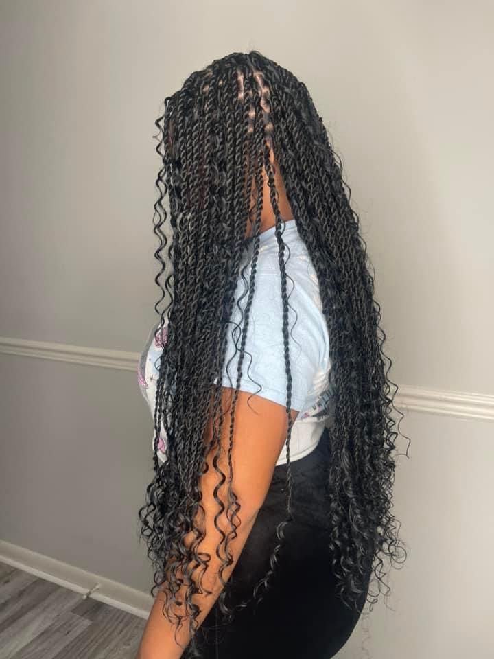 Singlesese Twist, Goddess Senegalese Twists, Sengelese Twist Knotless, Sengalese Twists Goddess, Boho Senegalese Twist With Color, Senegalese Goddess Twist, Sengalese Twists Boho, Goddess Twist Braids With Curls, Small Boho Island Twist With Curls