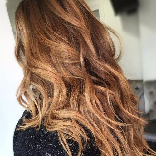 light caramel hair color on long hair Jahodová Blond, Light Caramel Hair, Pelo Color Caramelo, Caramel Brown Hair Color, Caramel Brown Hair, Rambut Brunette, Brown Hair With Caramel Highlights, Brunette Ombre, Kadeřnické Trendy