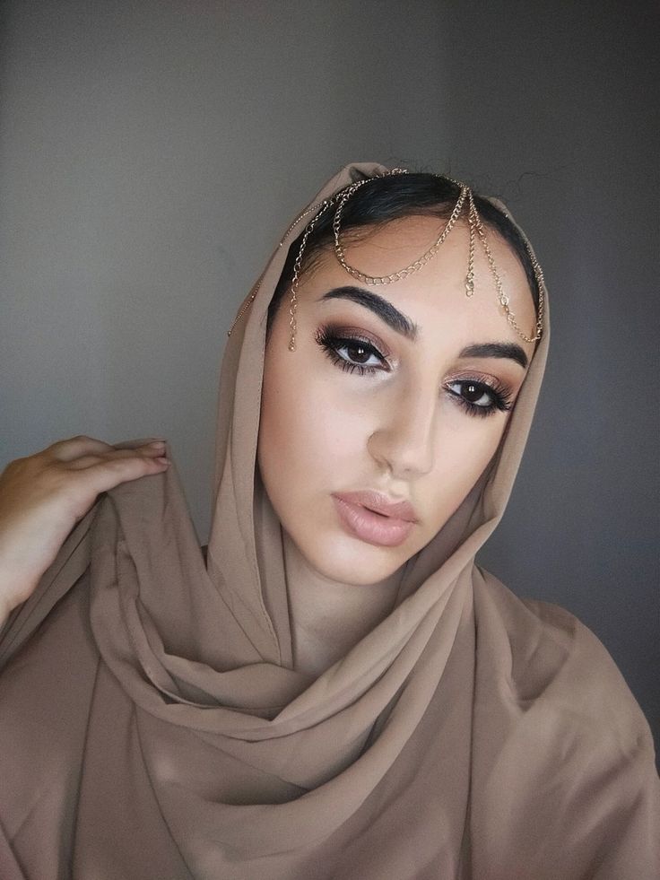 Aesthetic Arabic make up and vibe Insta: nys_rjn Arabic Make-up, Arabic Girl, Make Up, Makeup