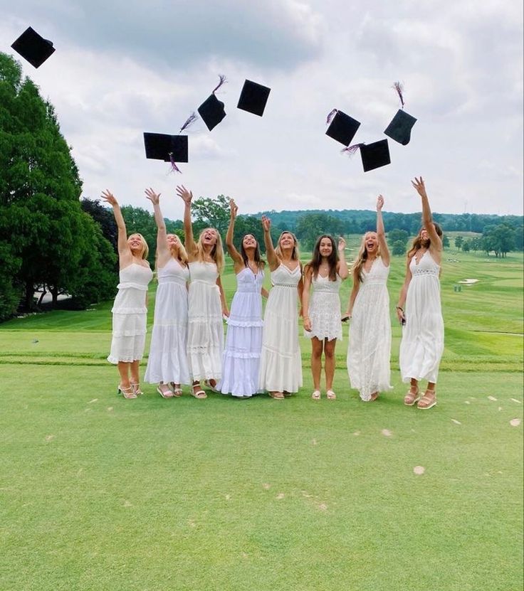 Senior Photoshoot With Friends, Preppy Graduation Party Ideas, Highschool Graduation Aesthetic, Graduation Pictures Friends, Senior Year Of High School Aesthetic, Preppy Graduation Party, Friend Graduation Pictures, Grad Party Aesthetic, Graduation Pictures With Friends