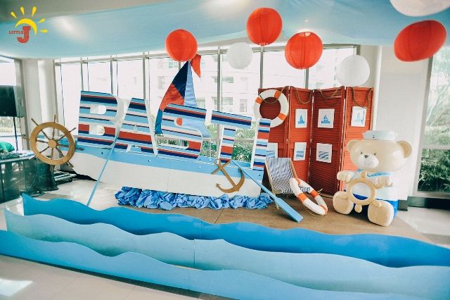 there is a boat made out of paper and balloons in the room with teddy bears