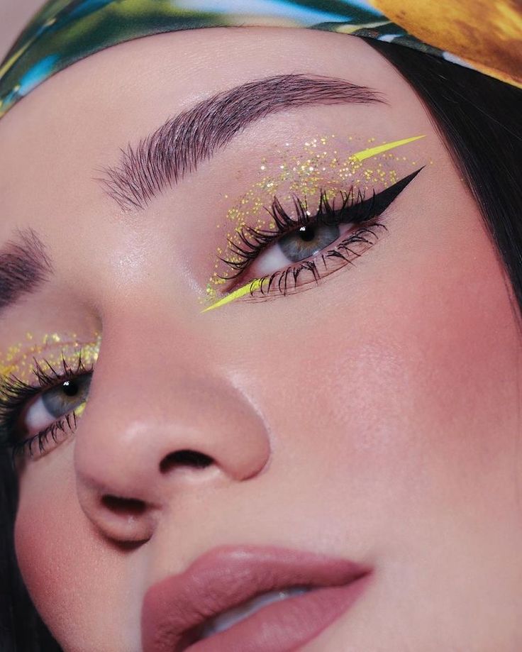 Maquillage Yeux Cut Crease, Neon Makeup, Rave Makeup, Eye Makeup Pictures, Smink Inspiration, Makijaż Smokey Eye, Eye Makeup Designs, Creative Eye Makeup, Eye Makeup Art