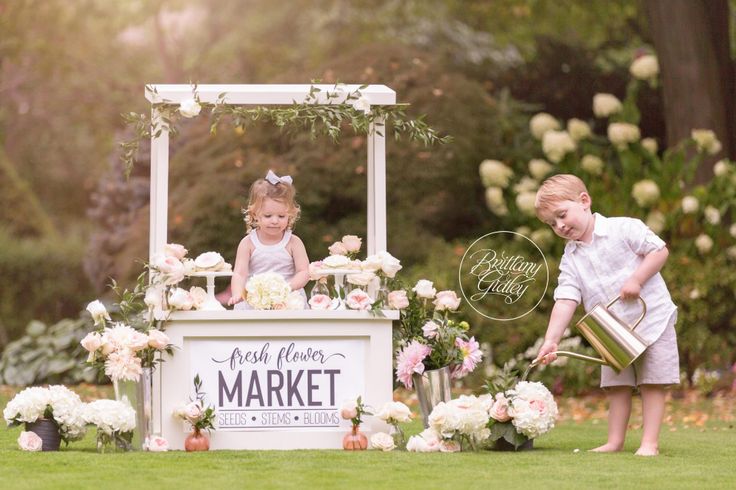 Flower Stand Photo Shoot, Spring Set Up Photography, Flower Stand Mini Session, Flower Field Photoshoot Kids, Mother’s Day Minis Outdoor, Whimsical Photoshoot, Fresh Flower Market, Easter Photoshoot, Photography Mini Sessions