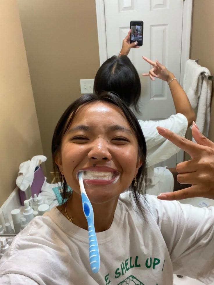 Brushing Teeth Hacks, Brushing Teeth Aesthetic, Girl Brushing Teeth, Morning Routine Motivation, Teeth Aesthetic, Routine Motivation, Relationships Friends, Teeth Brushing, Phone Setup