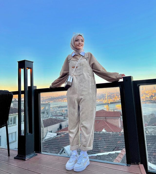 Jumpsuit Outfit Hijab Style, Coverall Outfit Women, Salopette Outfit, Jumpsuit Hijab, Hijab Fashion Summer, Celebrity Casual Outfits, Pakistani Fashion Casual, Muslim Outfits Casual, Muslim Fashion Hijab Outfits