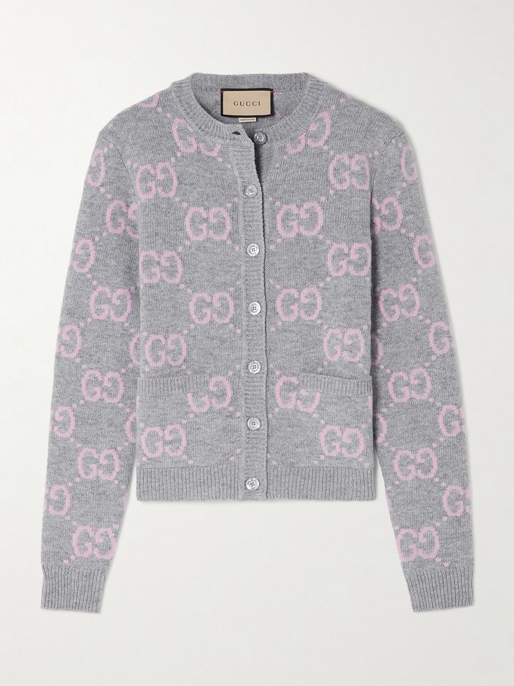 There's no mistaking Gucci's cardigan. It's been knitted in Italy from sumptuous wool yarns and jacquard-woven with the house's monogram in a contrasting shade of pink. A modern classic, it'll move confidently through the years with you. Designer Sweaters Women, Gucci Clothes Women, Gucci Stuff, Gucci Cardigan, Gucci Sweater, Gucci Outfits, Luxury Clothes, White Cardigan, Knitwear Cardigan