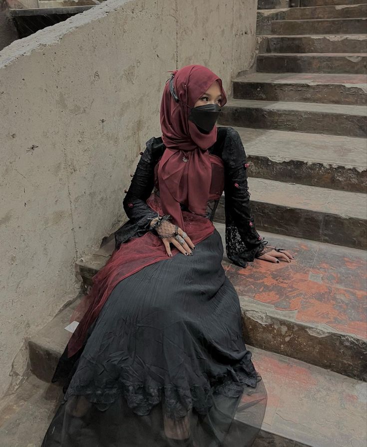 Goth Hijabi Outfits, Gothic Hijab Outfit, Emo Hijab Outfits, Goth Hijabi Aesthetic, Alt Hijabi Outfits, Hijab Corset, Goth Hijab Outfit, Black Muslim Women Fashion, Pretty Hijab Styles