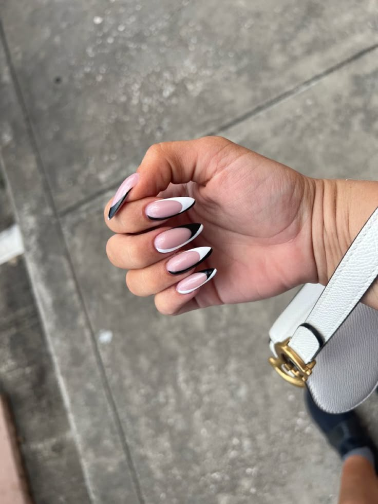 Trendy Nails Ideas Black And White, Chrome Black And White Nails, Almond Black And White Nails, B W Nails, Almond Nails White And Black, Winter Nails Black And White, Black And White Oval Nails, Black And White French Nails Almond, Trendy Nails Black And White