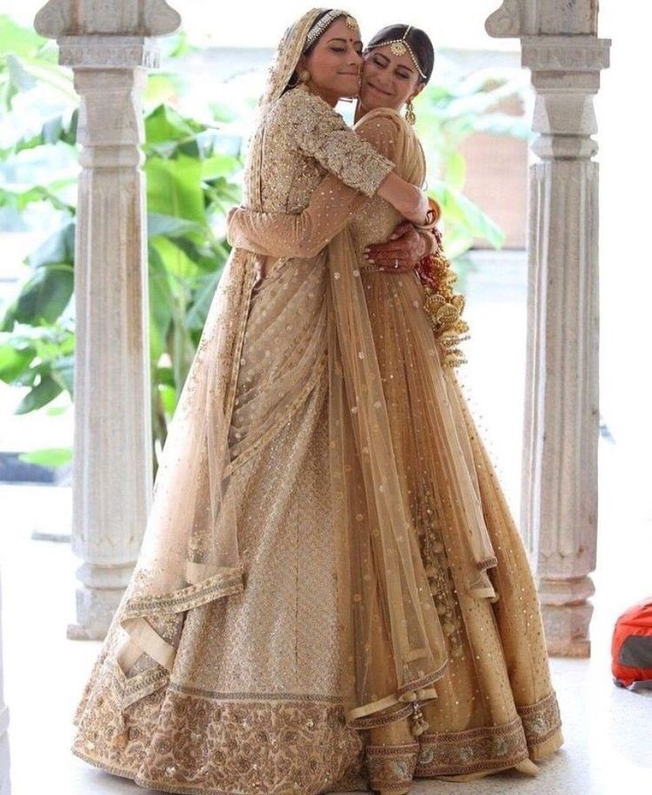 Wedding Pose For Bridesmaids, Indian Bride And Bridesmaid Pictures, Wedding Poses Bridesmaids, Wedding Photoshoot Indian, Shadi Pose, Bridesmaid Poses, Bridesmaid Photoshoot, Sisters Photoshoot Poses, Indian Wedding Poses