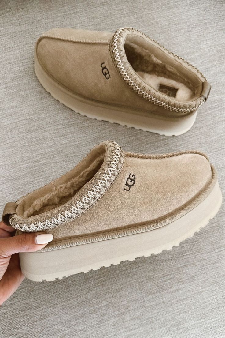 Ugg Tazz Slipper, Ugg’s Slippers, Uggs Astetic, Uggs Slippers Platform, Uhh Slippers, Uggs Cute, Uggs Tazz Slipper, Ugg Slippers Aesthetic, Ugg Boots Aesthetic