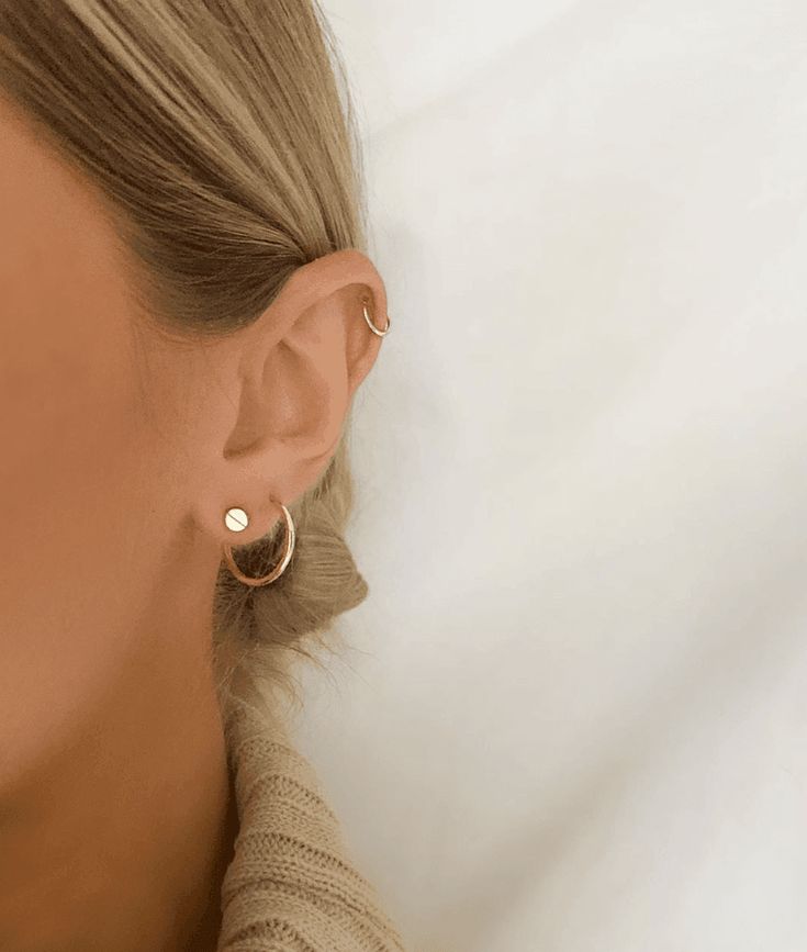 14k gold hoops that measure 20mm in diameter. These hoops are hinged in the bottom center and securely “click” closed, for a delicate, seamless look. Never out of style. They’re everyone’s favorite for a reason. 5% of this earring's proceeds serve to benefit charity. Read more about where your generous contributions are going this month here, and thank you for helping a beautiful cause. 2nd Ear Piercing, Minimalist Ear Piercings, Ear Peircings, Glamouröse Outfits, Cool Ear Piercings, Pretty Ear Piercings, Double Piercing, Cute Ear Piercings, Cute Piercings