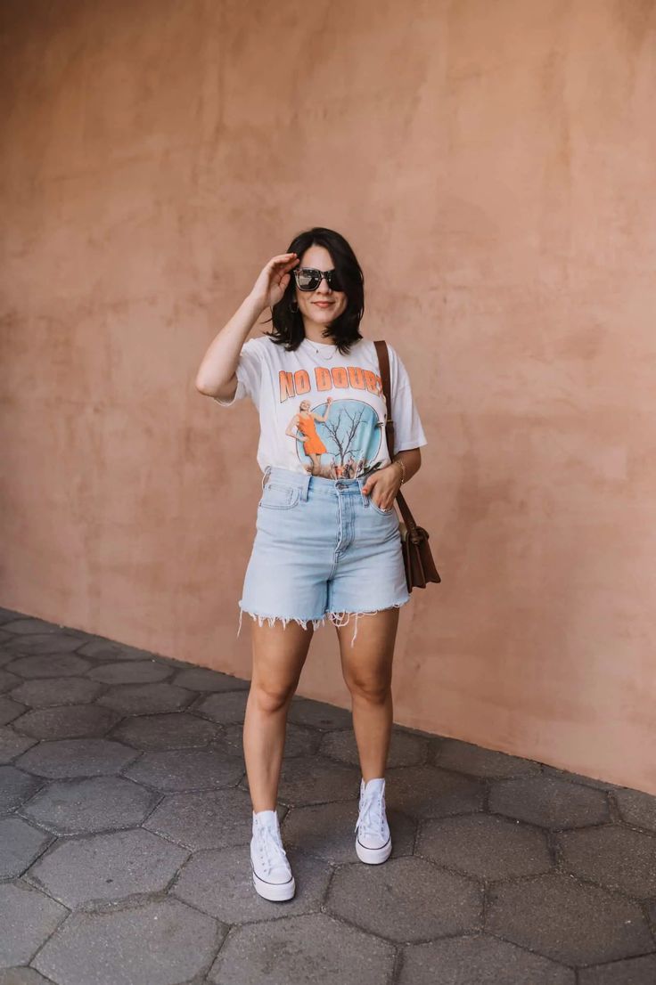 denim shorts and tee Summer Midsize, Millennial Outfit, Look Short Jeans, Midsize Outfit, Summer Slip Dress, Mom Jean Shorts, Jean Short Outfits, Denim Shorts Outfit, Midsize Outfits