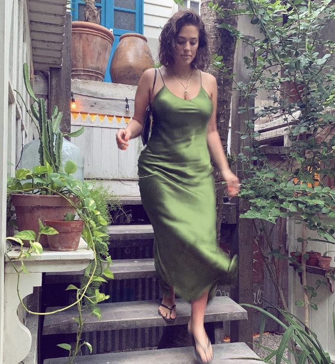 Midsize Slip Dress Outfit, Mid Size 90s Fashion, Slip Dress Midsize, Ashley Graham Style Street, Mid Size Outfits, Slip Dress Outfit, Green Slip Dress, Mid Size Fashion, Glamour Photo