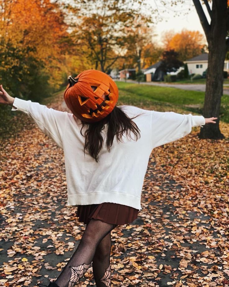 Pumpkin Head Photoshoot Faces, Jack O Lantern Head Photoshoot, Pumpkin Head Photoshoot Single, Pumpkin On Head Photoshoot, Pumpkin Head Photoshoot Solo, Pumpkin Head Aesthetic, Halloween Pumpkin Head Photoshoot, Pumpkin Head Trend, Pumpkin Head Pictures