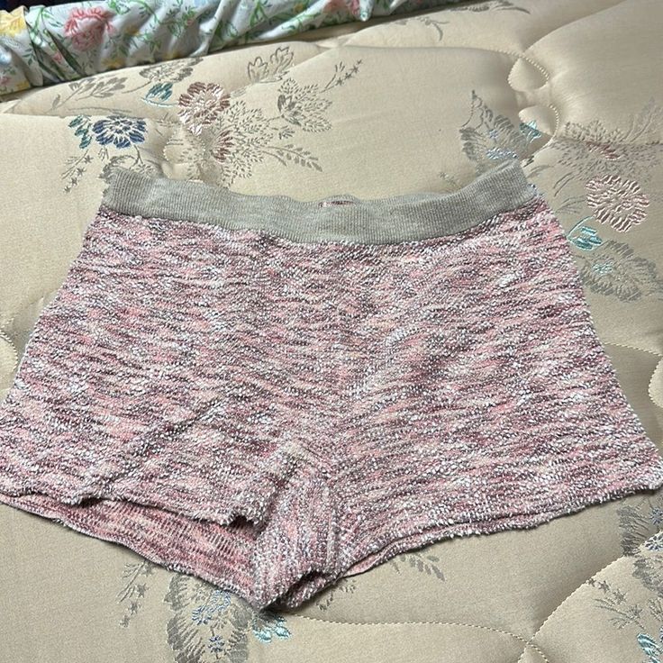 Size-Small Color-Grey And Pink Brand- Aerie Comfortable Stretch Pink Sleepwear, Pink Short Bottoms For Sleep, Pink Short Length Sleepwear For Lounging, Pink Stretch Short Sleepwear, Pink Cotton Sleep Shorts, Pink Short Loungewear Sleepwear, Pink Cotton Pajama Shorts For Lounging, Comfortable Pink Pajama Shorts For Pajama Party, Summer Pajama Shorts For Overnight