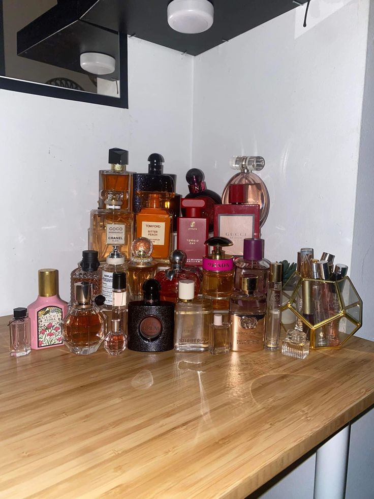 Fragrance Combos, Perfume Collection Display, Perfume Layering, Perfumes Collection, Girly Products, How To Smell Good, Feminine Perfume, Makeup Lipgloss, Lotions And Perfumes