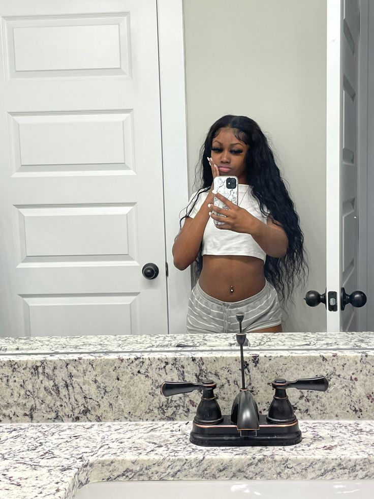 Mirror Picture Black Women, Pajama Black Women, D Appointment Outfit, Black Baddie Selfies, Mirror Selfie Black Women, Baddie Mirror Pics, Pretty Mirror Selfie, Calm Outfits, Mirror Pose