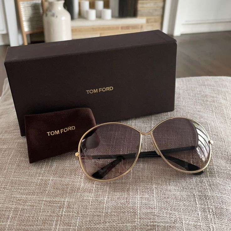 Classic Sleek Tom Ford Sunglasses. Gold Frames, Dark Gradient Lenses. Barely Worn, Smoke Free House. Slight Imperfection On The Inside Of The Lens. Doesn’t Include Sunglasses Case, But Comes With Tom Ford Box. Tom Ford Aviator Sunglasses, Dark Gradient, Ford Accessories, Gold Frames, White Sunglasses, Tom Ford Sunglasses, Aviator Style, Gradient Sunglasses, Concert Tshirts