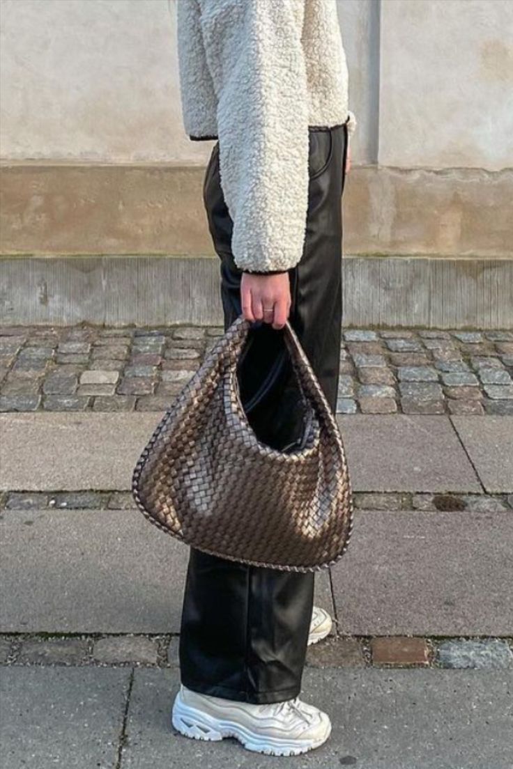 Bottega Veneta Vintage Bag, Vintage Bottega Veneta Bag, Bottega Veneta Hobo Bag Outfit, Bottega Bag Outfit, 2023 Era, Hobo Bag Outfit, Casual Spring Style, Bottega Veneta Hobo Bag, Bottega Veneta Vintage