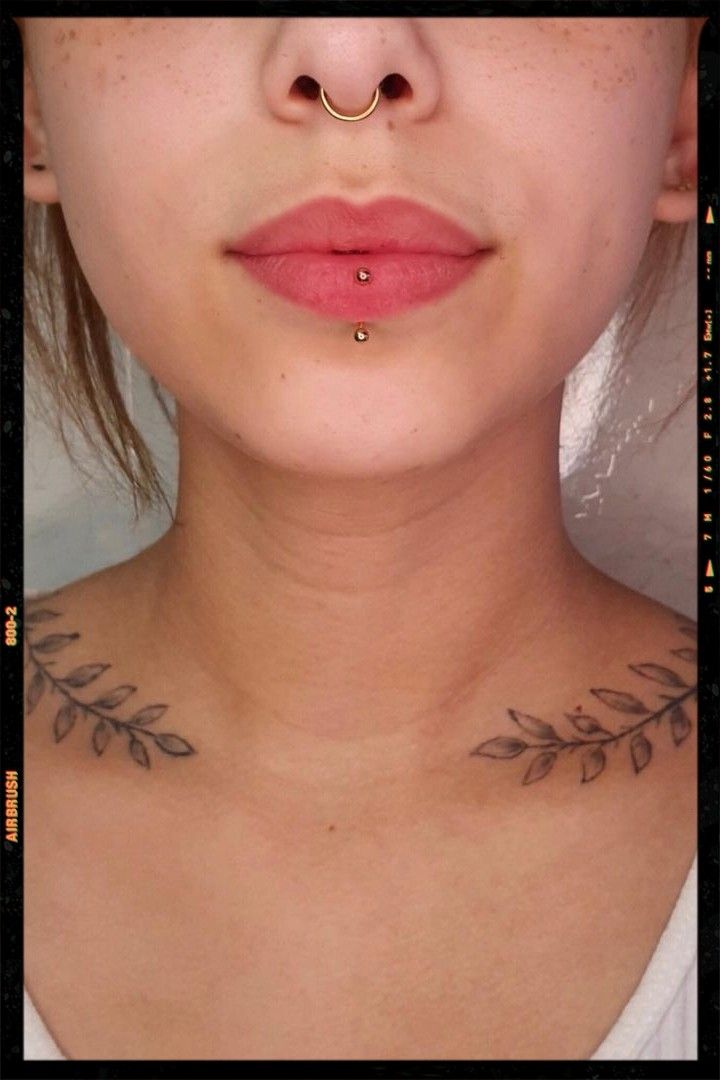 Piercing Inspiration Delicate Facial Piercings, Bottom Middle Lip Piercing, Middle Of Lip Piercing, Delicate Face Piercings, Lambert Piercing, Labret Piercing Small Lips, Gold Vertical Labret, Angel Kiss Piercing, Vertical Labret Piercing Jewelry