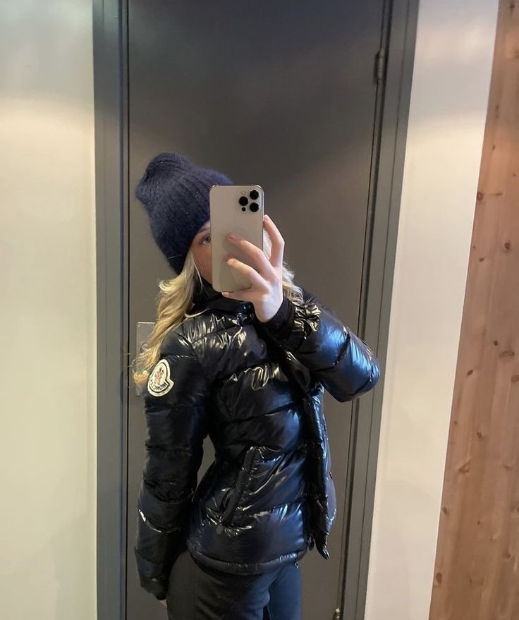 Europe Winter Fashion, Moncler Jacket Women, Look Adidas, Estilo Indie, Mode Zara, Skandinavian Fashion, Moncler Women, London Outfit, Moncler Jacket