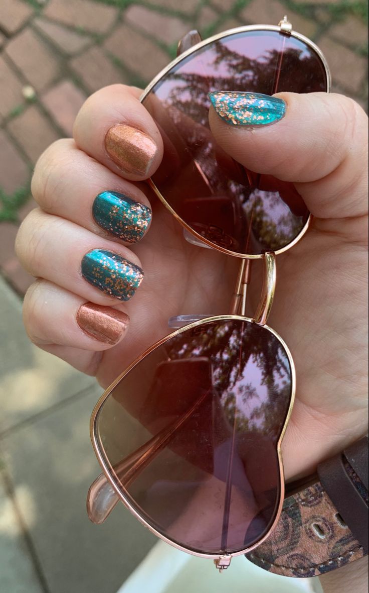 Fall Nails Teal And Gold, Copper And Turquoise Nails, Teal Manicure Ideas, Brown Turquoise Nails, Turquoise And Rose Gold Nails, Teal Autumn Nails, Teal And Copper Nails, Fall Teal Nails, Teal And Brown Nails